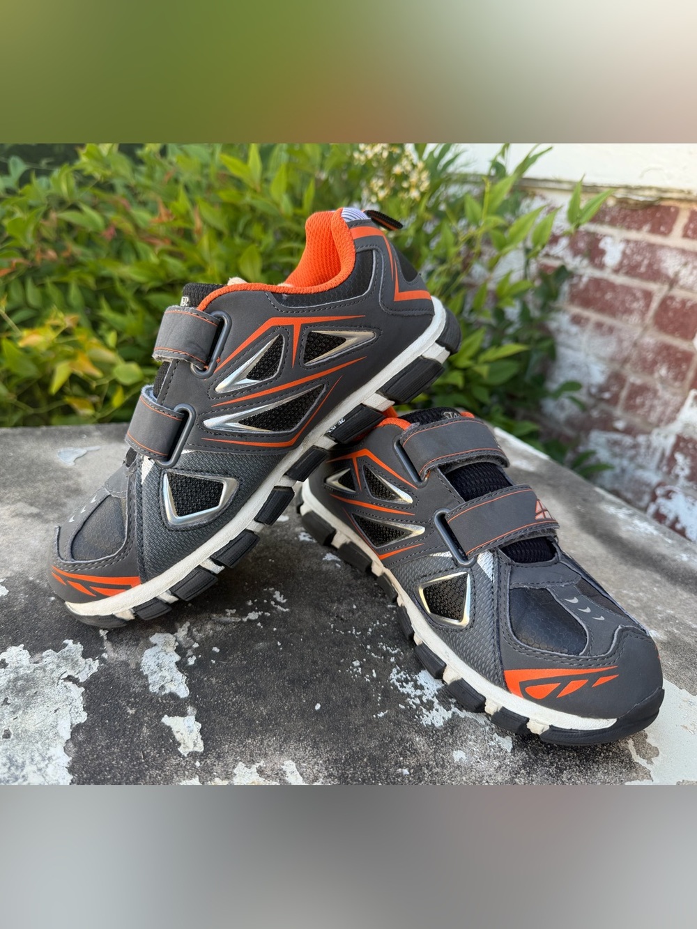 Starter Boys Sneakers Gray and Orange Colorblock Hook & Loop Athletic Shoes Sz 4